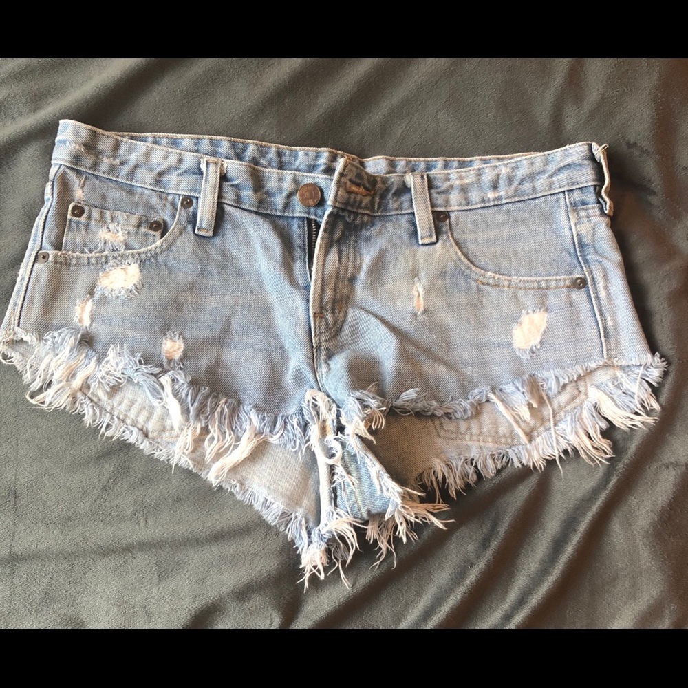 Light wash short shorts